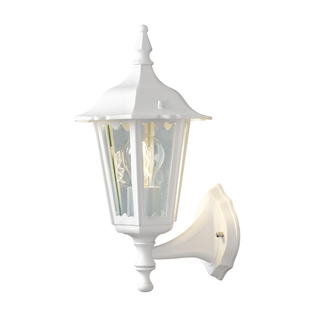 Firenze Hvid udendørslampe Fra Konstsmide - Lampens elegante design og varme lys skaber en indbydende atmosf&aelig;re, der er perfekt til entre og terrasser.