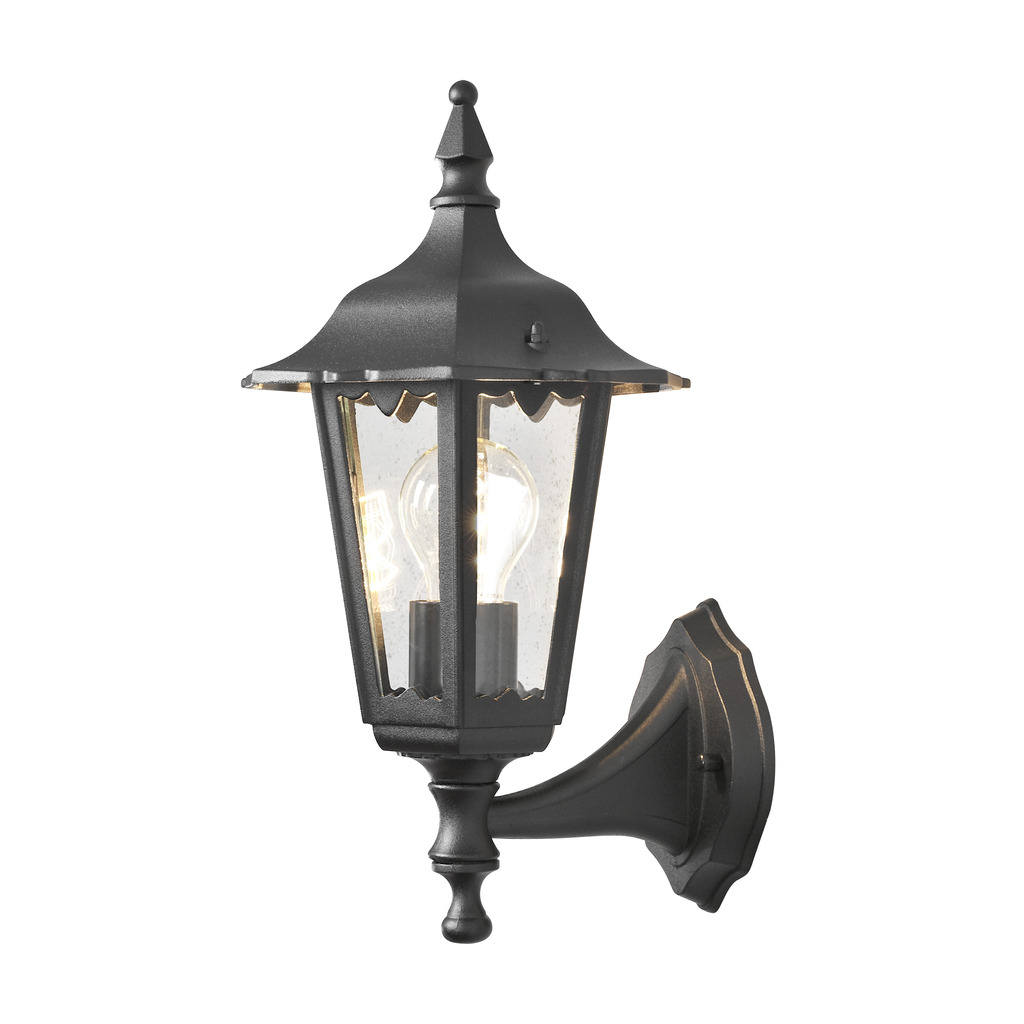 Firenze Sort udendørslampe Fra Konstsmide - Lampens elegante design og varme lys skaber en indbydende atmosfære, der er perfekt til entre og terrasser.