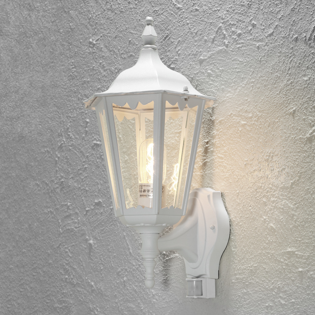 Firenze Hvid udendørslampe Fra Konstsmide - Perfekt til ydervægge og entréer, lampen giver et tidløst indtryk og tryghed i al slags vejr.