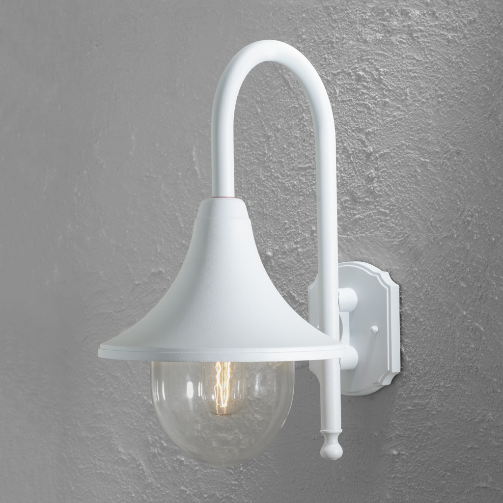 Bari Hvid udendørslampe Fra Konstsmide - Med sin hvide finish og bløde linjer er den perfekt til både klassiske og moderne facader.