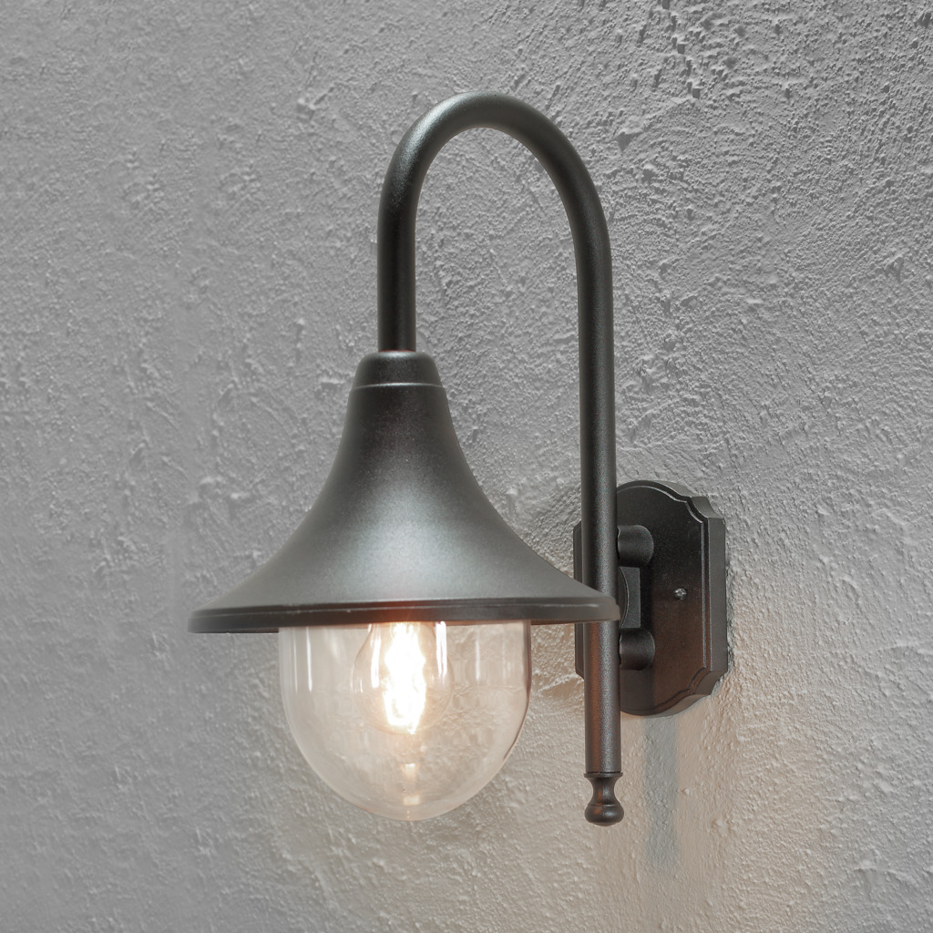 Bari Sort udendørslampe Fra Konstsmide - Med sin sorte finish og bløde linjer er den perfekt til både klassiske og moderne facader.