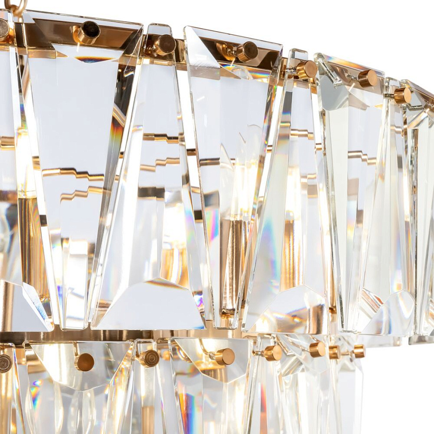 Puntes Ø77 Guld krystal Fra Maytoni - Puntes er en elegant loftslysekrone i guldfarvet metal med funklende prismer, der omgiver lyskilderne og skaber et magisk lysspil, n&aring;r lampen er t&aelig;ndt.