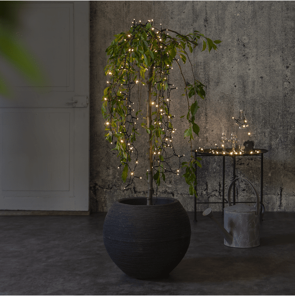 Lyskæde Akku 5m Sort Fra Star Trading - Den er udstyret med en praktisk timerfunktion, der lyser i 6 timer og er slukket i 18 timer for at spare batteri.