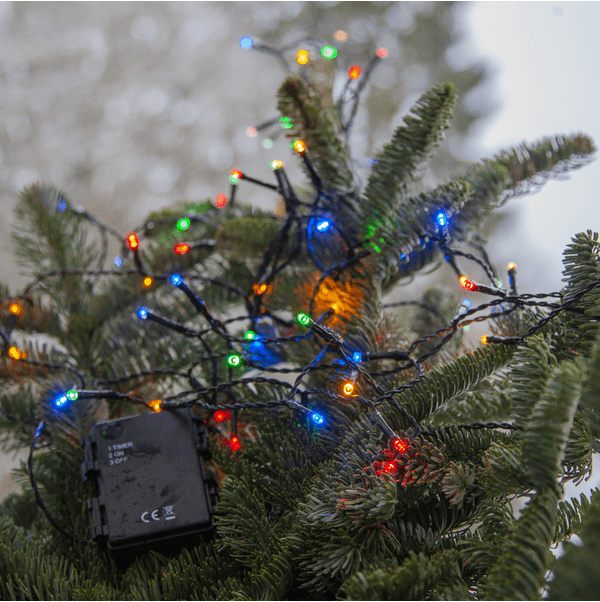 Lyskæde Akku 5m Sort Fra Star Trading - Den er udstyret med en praktisk timerfunktion, der lyser i 6 timer og er slukket i 18 timer for at spare batteri.