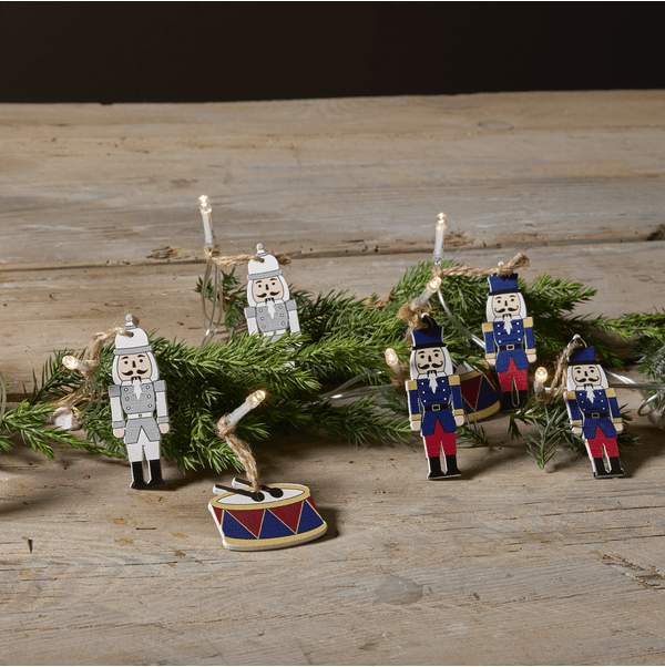 Lyskæde Nutcracker 1,8m Flerfarvet Fra Star Trading - Lysk&aelig;de til indend&oslash;rs brug dekoreret med 10 tr&aelig;figurer i farverne bl&aring;/gr&aring;/hvid og r&oslash;d.