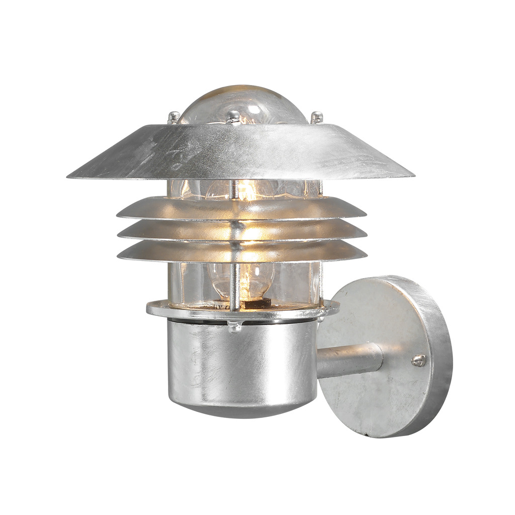 Modena Galvaniseret stål udendørslampe Fra Konstsmide - Med sit beskyttende tag og stilfulde design giver den et behageligt og rettet lys, ideelt til at skabe en tryg og indbydende atmosfære udendørs.