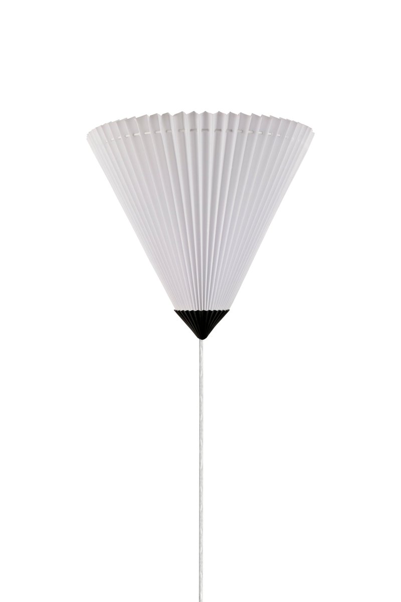 Matisse 34cm Hvid væglampe Fra Globen Lighting - Med sin hvide plisserede tekstilsk&aelig;rm og matchende detalje i sort metal er denne v&aelig;glampe en fin tilf&oslash;jelse til det trendy og klassiske hjem.