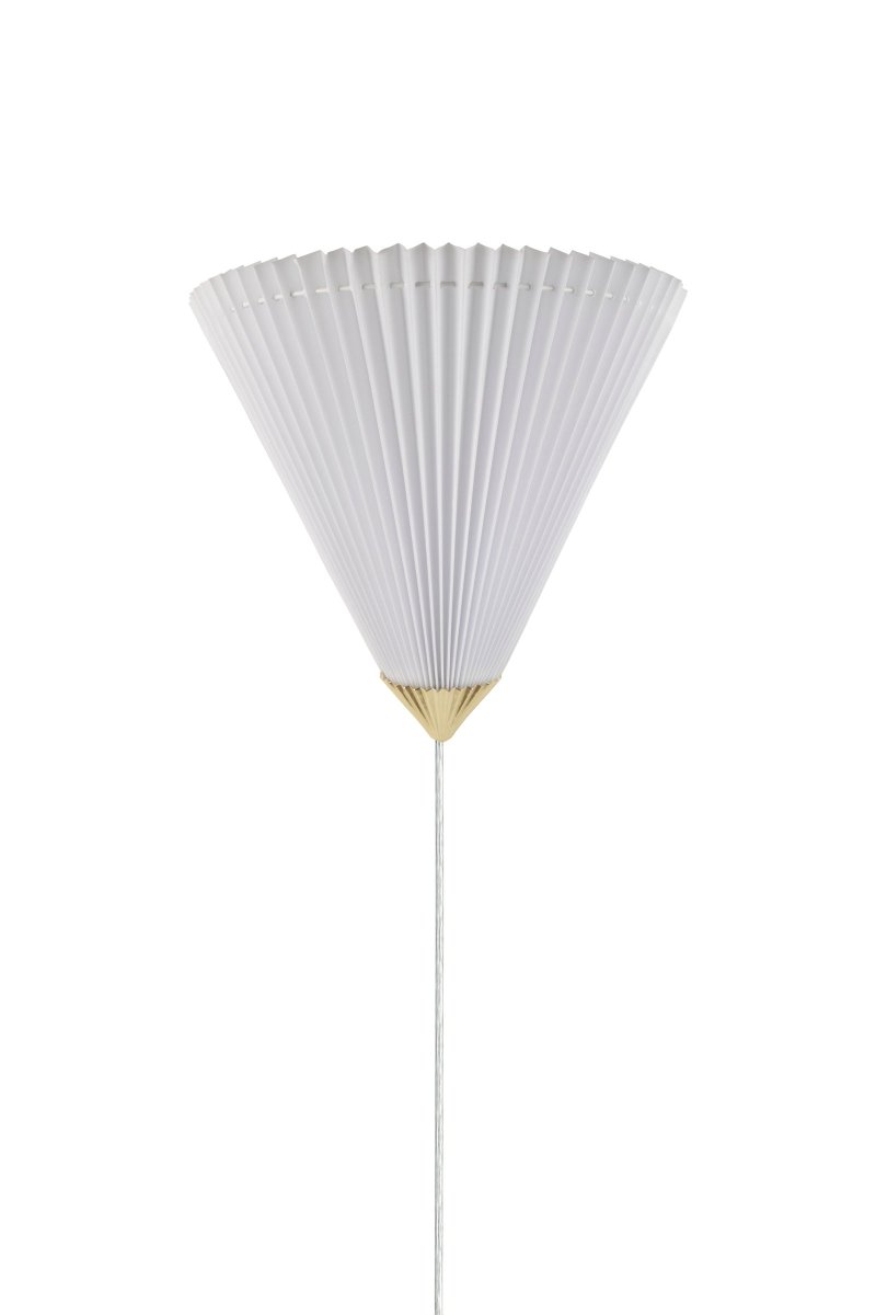 Matisse 34cm Hvid væglampe Fra Globen Lighting - Med sin hvide plisserede tekstilsk&aelig;rm og matchende metaldetaljer i messingfinish ser denne v&aelig;glampe flot ud i b&aring;de trendy og klassiske hjem.