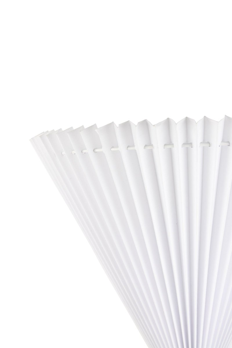 Matisse 34cm Hvid væglampe Fra Globen Lighting - Med sin hvide plisserede tekstilsk&aelig;rm og matchende metaldetaljer i messingfinish ser denne v&aelig;glampe flot ud i b&aring;de trendy og klassiske hjem.