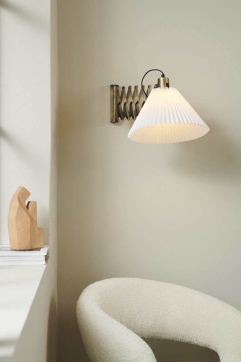 Medina Ø33 Antik messing væglampe Fra Halo Design - Leveres med 2m plastikledning, str&oslash;mafbryder og stik.