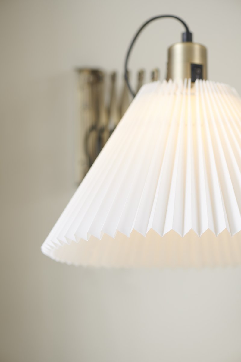 Medina Ø33 Antik messing væglampe Fra Halo Design - Leveres med 2m plastikledning, str&oslash;mafbryder og stik.