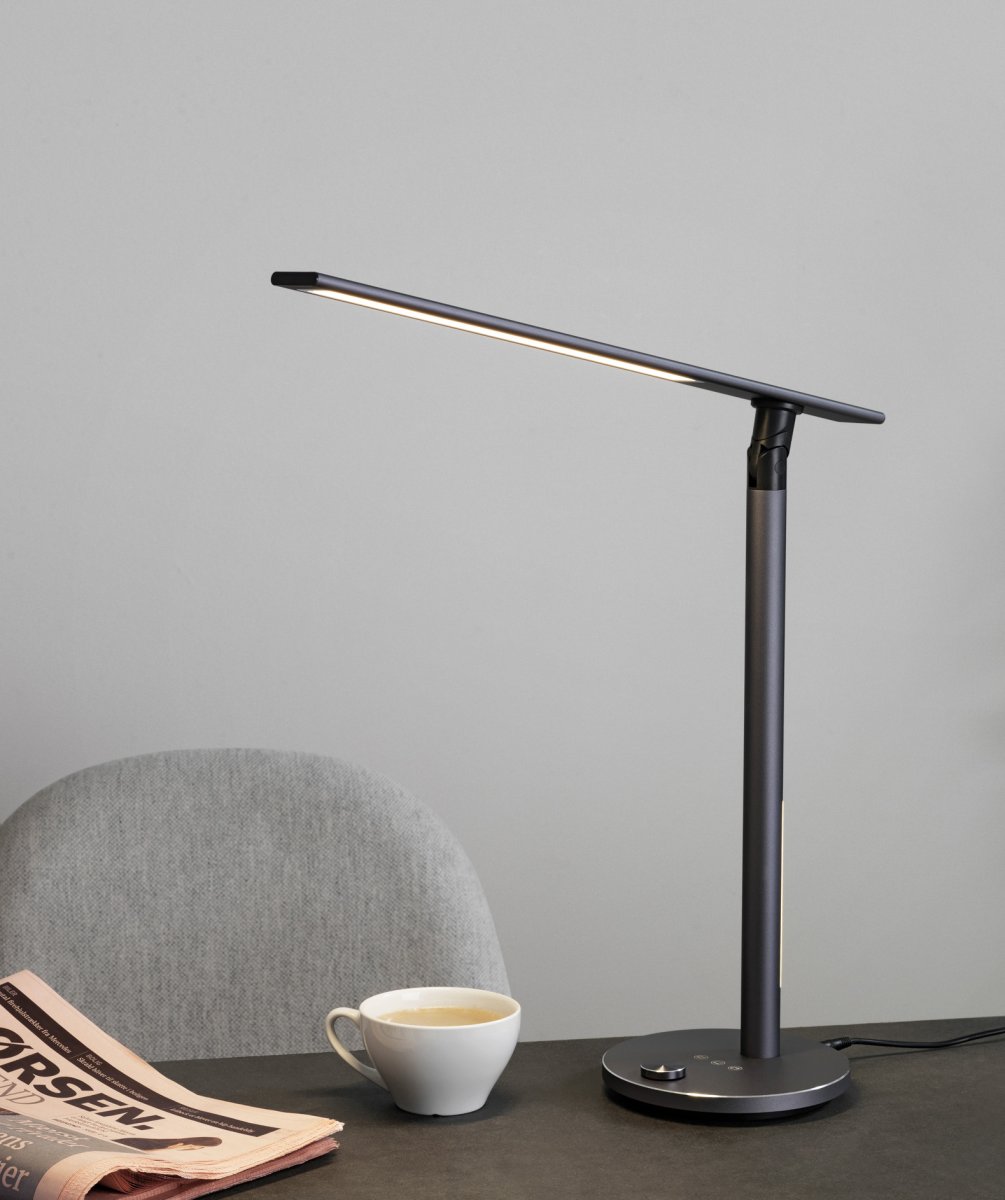 Office 46cm Grå skrivebordslampe Fra Halo Design - Med justerbar lystemperatur fra 3100K til 5100K kan du nemt tilpasse belysningen til dine behov &ndash; fra varmt og afslappende til koldt og koncentrationsfremmende lys.