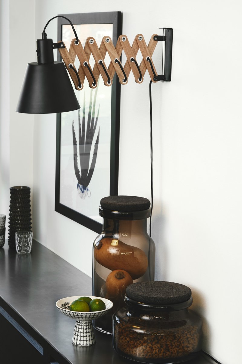 Vintage Ø18 Sort væglampe Fra Halo Design - Vintage er et statement for dig, der leder efter unikke og tidl&oslash;se detaljer til dit hjem &ndash; en lampe, der b&aring;de fanger &oslash;jet og opfylder et praktisk form&aring;l.