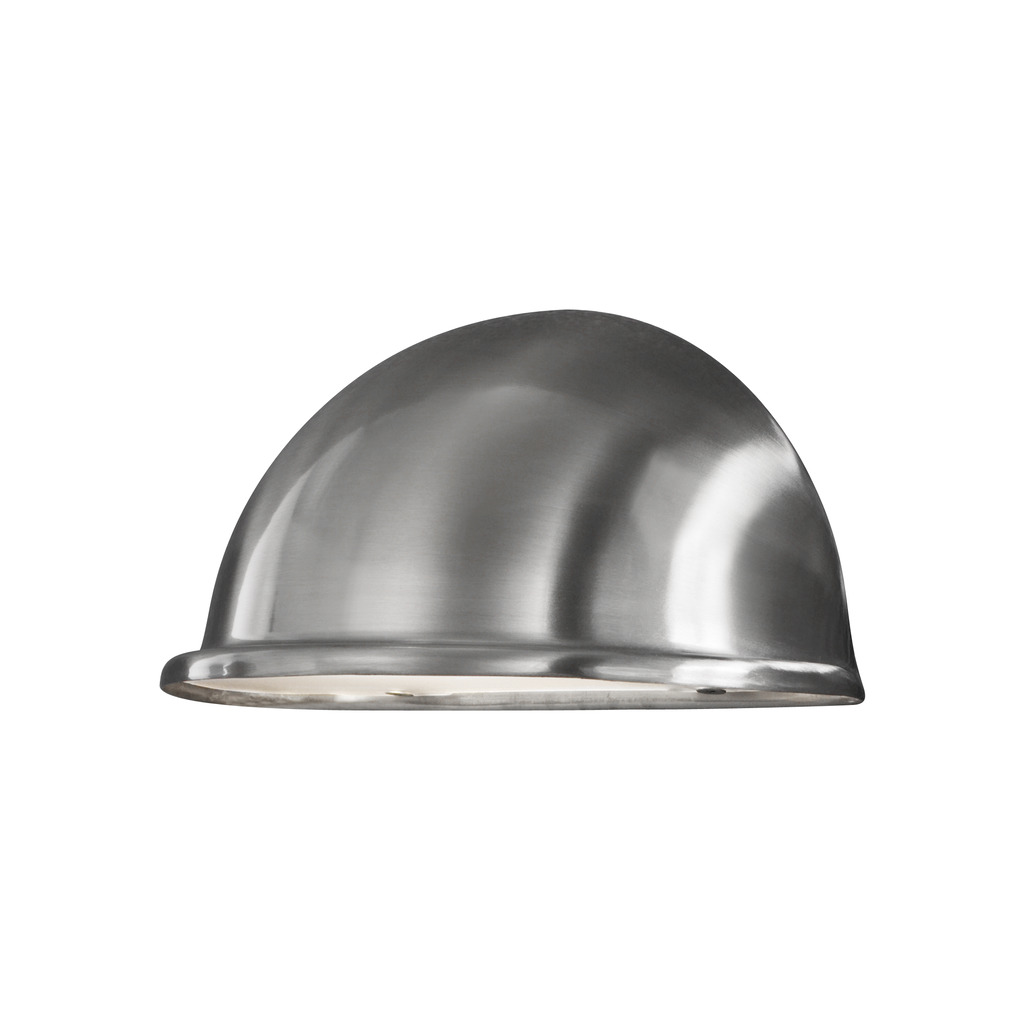 Torino Sølv udendørslampe Fra Konstsmide - Designet i rustfrit stål og den minimalistiske halvmåneform giver et subtilt og behageligt lys, der er perfekt til terrasser, entre og entre.