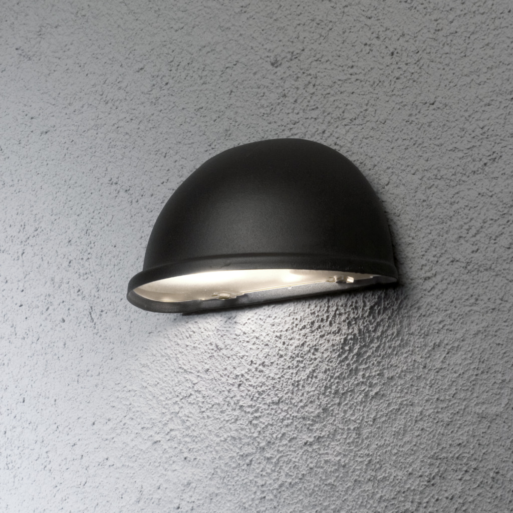 Torino Sort udendørslampe Fra Konstsmide - Den matsorte finish og den minimalistiske halvmåneform giver et subtilt og behageligt lys, der er perfekt til terrasser, gangbroer og indgange.