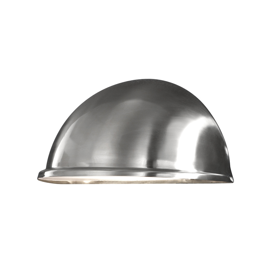 Torino Sølv udendørslampe Fra Konstsmide - Designet i rustfrit st&aring;l og den minimalistiske halvm&aring;neform giver et subtilt og behageligt lys, der er perfekt til terrasser, entre og entre.