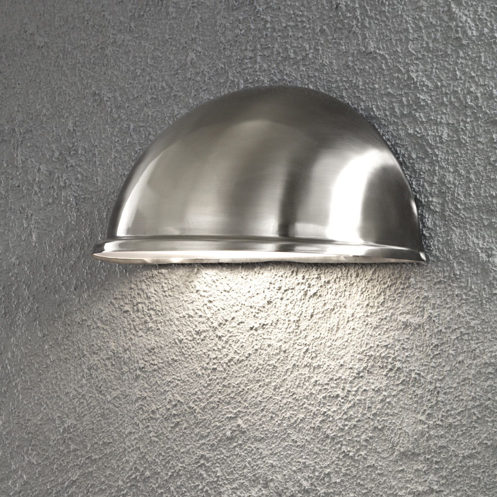 Torino Sølv udendørslampe Fra Konstsmide - Designet i rustfrit st&aring;l og den minimalistiske halvm&aring;neform giver et subtilt og behageligt lys, der er perfekt til terrasser, entre og entre.