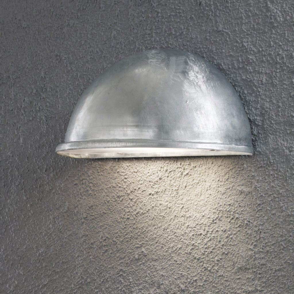 Torino Galvaniseret stål udendørslampe Fra Konstsmide - Designet i galvaniseret stål og den minimalistiske halvmåneform giver et subtilt og behageligt lys, der er perfekt til terrasser, entre og entre.