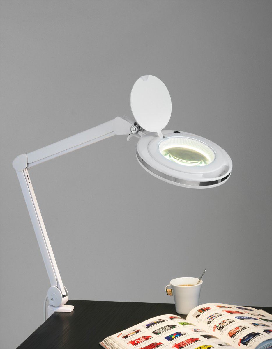 Magni 76cm Hvid skrivebordslampe Fra Halo Design - Den vinklede arm har et justerbart lampehoved med integreret LED på de 8W, der udsender stærkt og godt arbejdslys.
