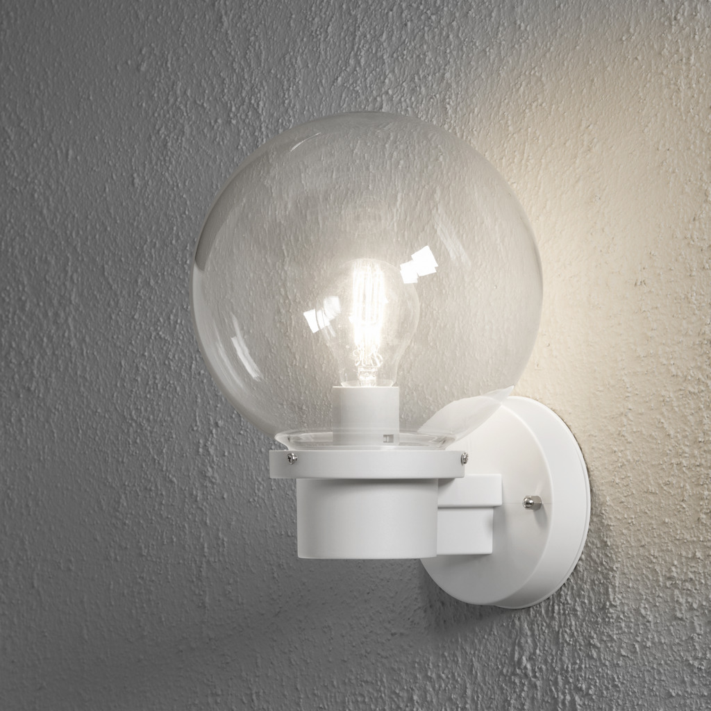 Nemi Hvid udendørslampe Fra Konstsmide - Lampen spreder et jævnt og behageligt lys, hvilket gør den ideel til entréer, terrasser og gangbroer.