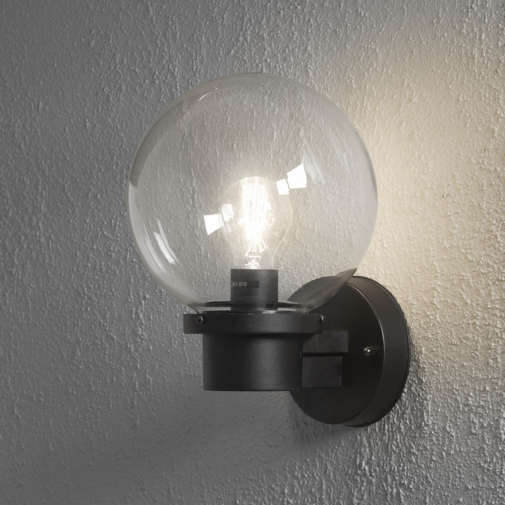 Nemi Sort udendørslampe Fra Konstsmide - Lampen spreder et jævnt og behageligt lys, hvilket gør den ideel til entréer, terrasser og gangbroer.