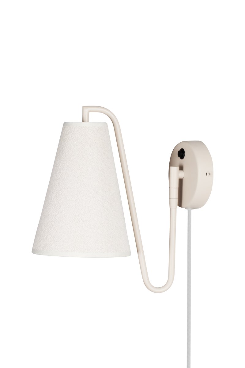 Lou 28cm Beige væglampe Fra Globen Lighting - Lou er en funktionel og dekorativ v&aelig;glampe med et r&oslash;rformet led og en lampesk&aelig;rm lavet af boucl&eacute;stof.