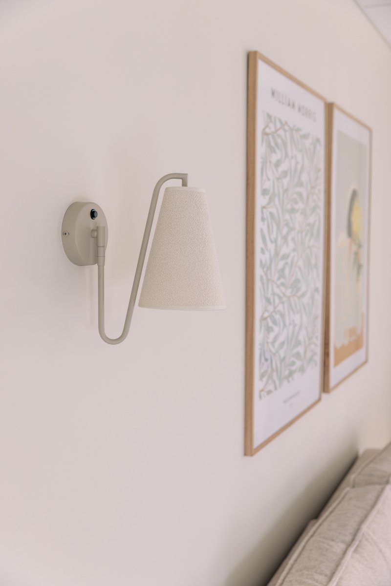 Lou 28cm Beige væglampe Fra Globen Lighting - Lou er en funktionel og dekorativ v&aelig;glampe med et r&oslash;rformet led og en lampesk&aelig;rm lavet af boucl&eacute;stof.