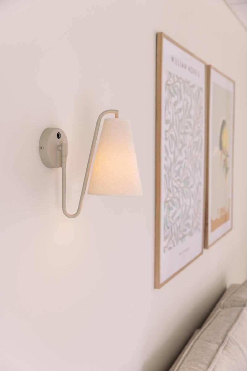 Lou 28cm Beige væglampe Fra Globen Lighting - Lou er en funktionel og dekorativ v&aelig;glampe med et r&oslash;rformet led og en lampesk&aelig;rm lavet af boucl&eacute;stof.