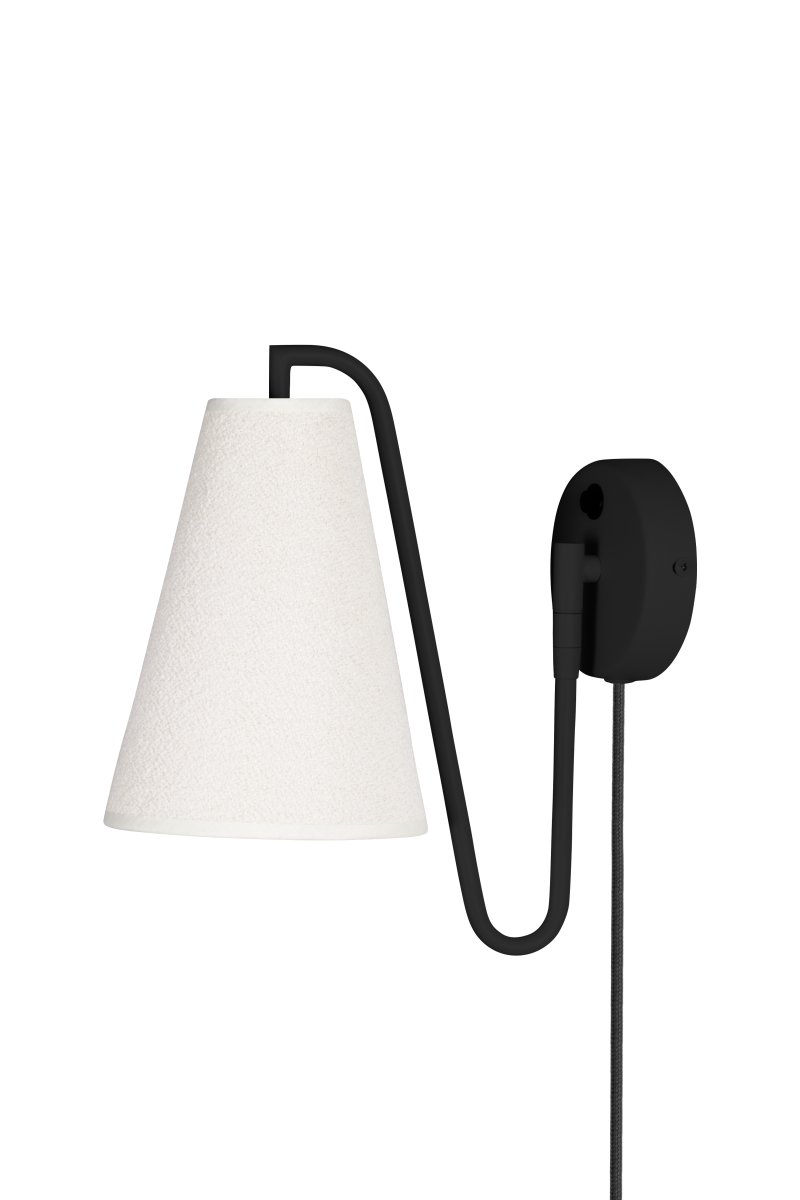 Lou 28cm Sort væglampe Fra Globen Lighting - Lou er en funktionel og dekorativ v&aelig;glampe med et r&oslash;rformet led og en lampesk&aelig;rm lavet af boucl&eacute;stof.