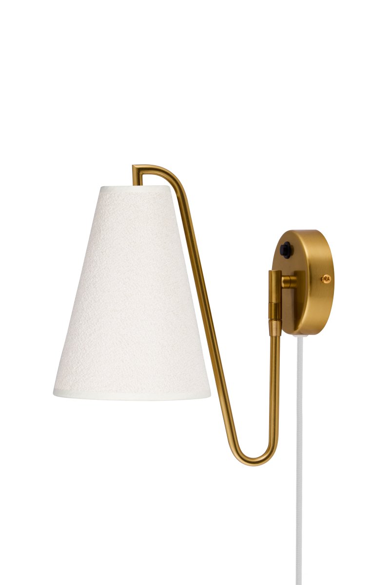 Lou 28cm Børstet messing væglampe Fra Globen Lighting - Lou er en funktionel og dekorativ v&aelig;glampe med et bev&aelig;geligt led og en lampesk&aelig;rm lavet af boucl&eacute;stof.
