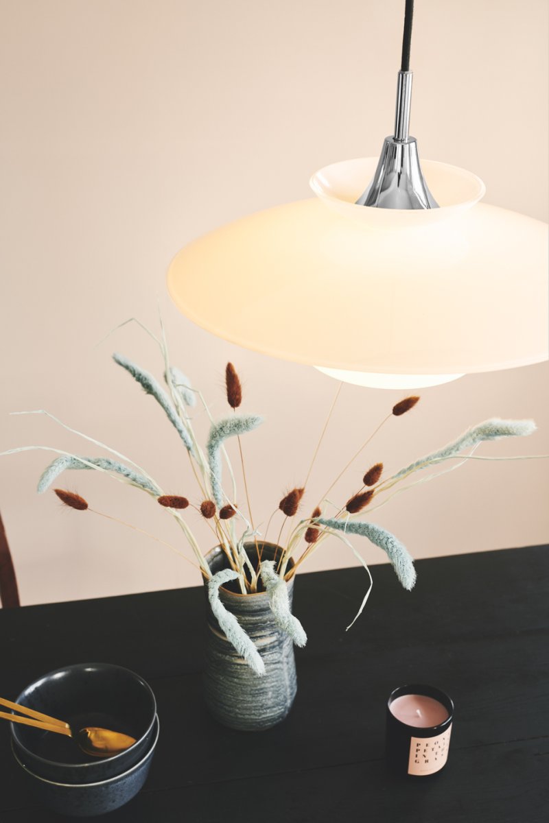 Scandinavia Ø40 Opal loftslampe Fra Halo Design - Skandinavien er b&aring;de praktisk og &aelig;stetisk &ndash; en lampe, der kombinerer funktion og form med en harmonisk m&aring;de.