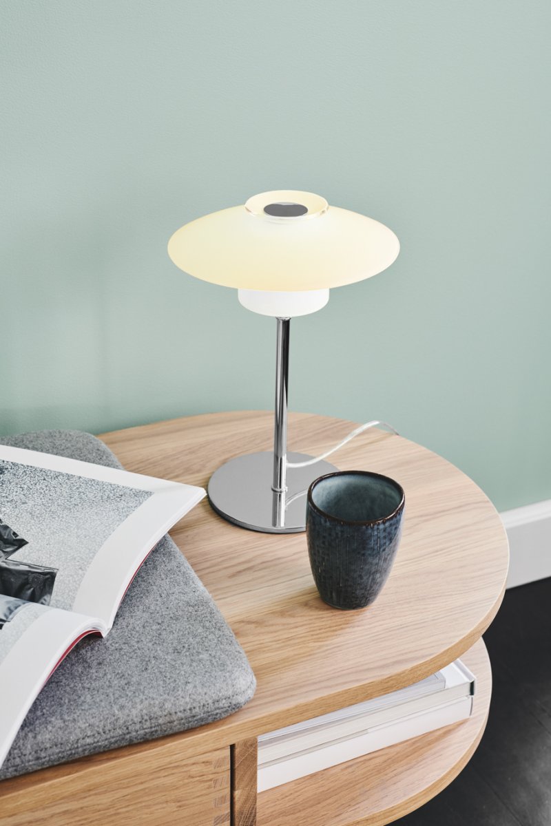 Scandinavia 30cm Opal bordlampe Fra Halo Design - Skandinavien er b&aring;de praktisk og &aelig;stetisk &ndash; en lampe, der kombinerer funktion og form med en harmonisk m&aring;de.
