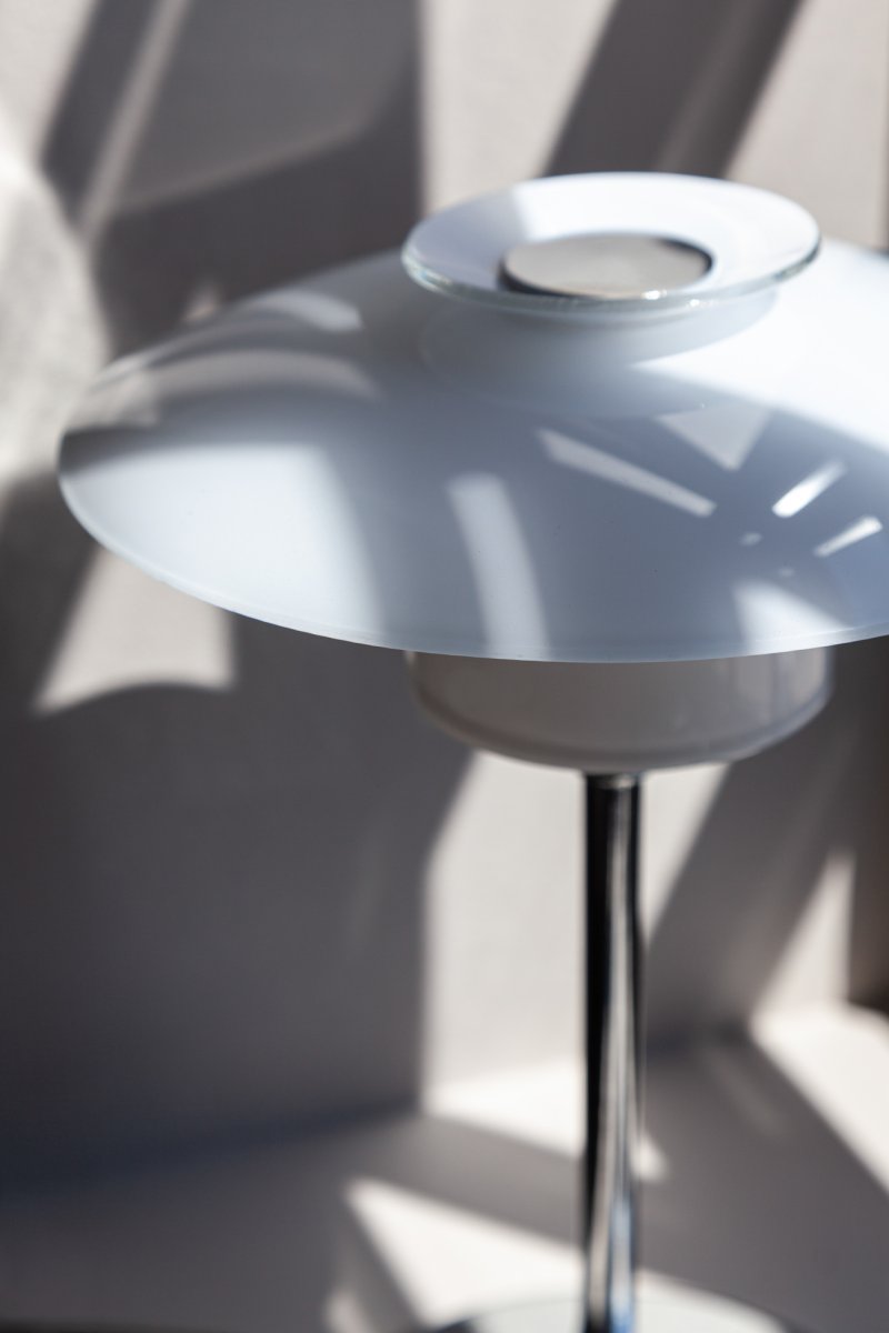 Scandinavia 30cm Opal bordlampe Fra Halo Design - Skandinavien er b&aring;de praktisk og &aelig;stetisk &ndash; en lampe, der kombinerer funktion og form med en harmonisk m&aring;de.