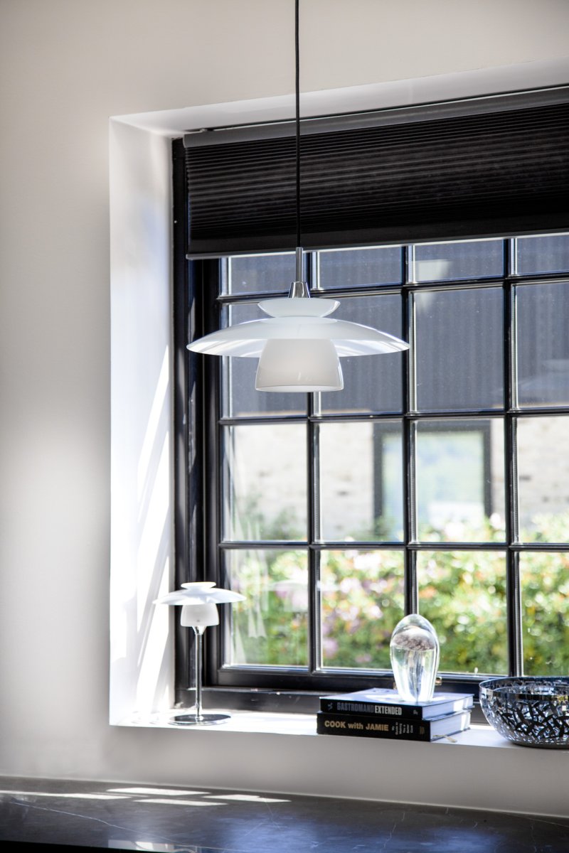 Scandinavia 30cm Opal bordlampe Fra Halo Design - Skandinavien er b&aring;de praktisk og &aelig;stetisk &ndash; en lampe, der kombinerer funktion og form med en harmonisk m&aring;de.