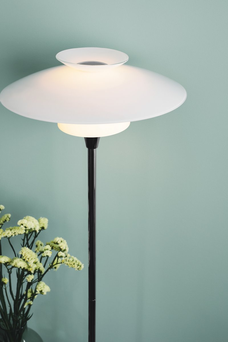 Scandinavia Opal gulvlampe Fra Halo Design - Skandinavien er både praktisk og æstetisk &ndash; en lampe, der kombinerer funktion og form med en harmonisk måde.