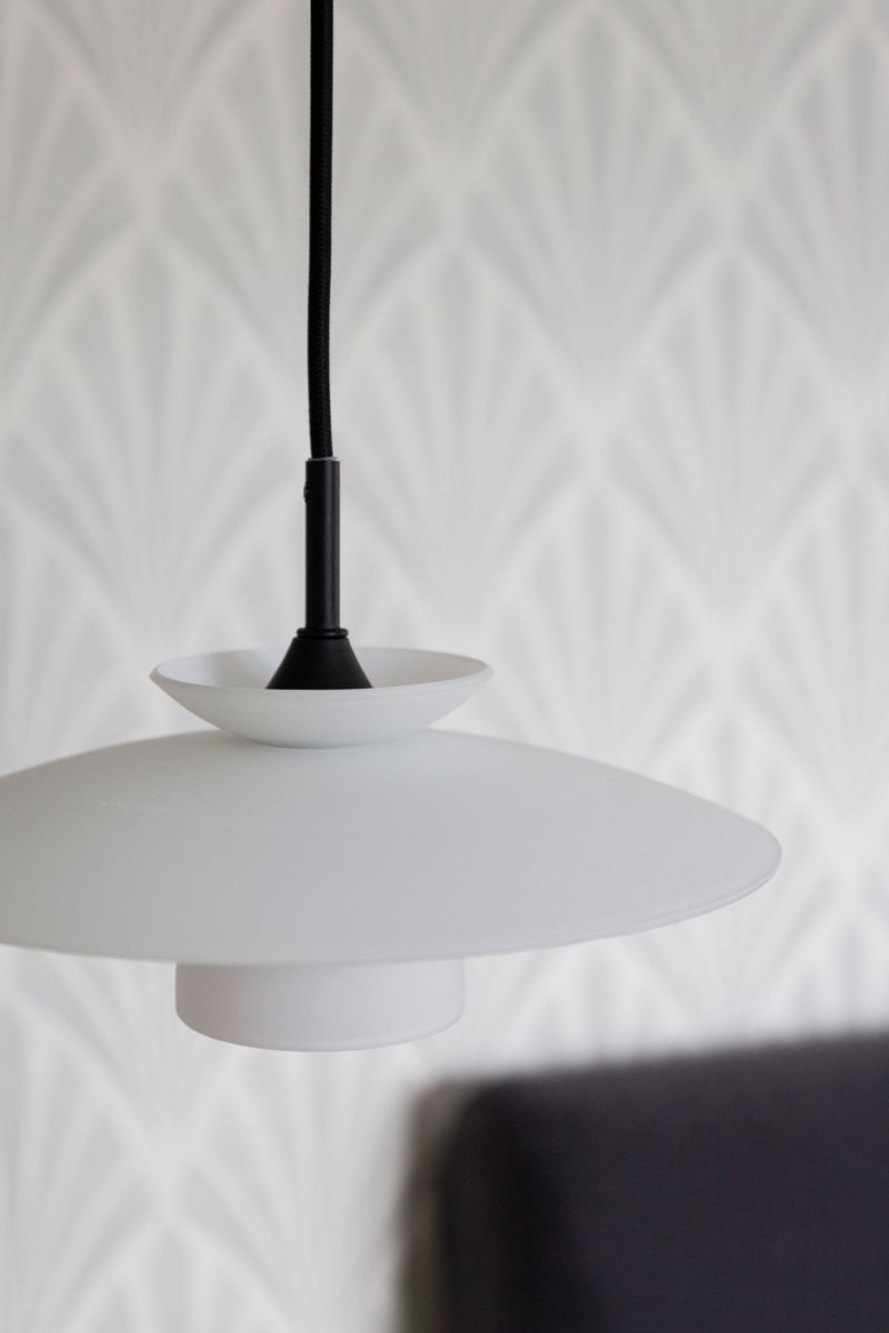 Scandic Ø25 Opal loftslampe Fra Halo Design - Scandic er mere end bare en lampe &ndash; det er en stilfuld detalje, der l&oslash;fter hele rummet og skaber en indbydende atmosf&aelig;re.