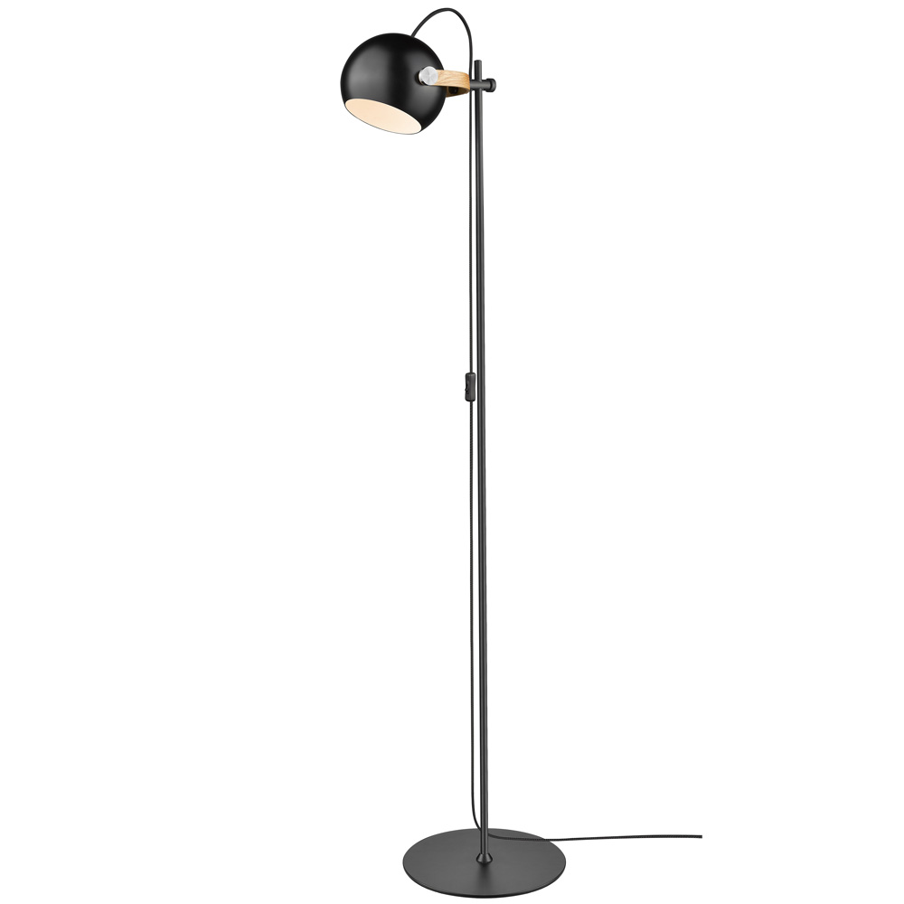 D.C Ø18 Sort gulvlampe Fra Halo Design - De runde former i kombination med detaljerne i metal og tr&aelig;.