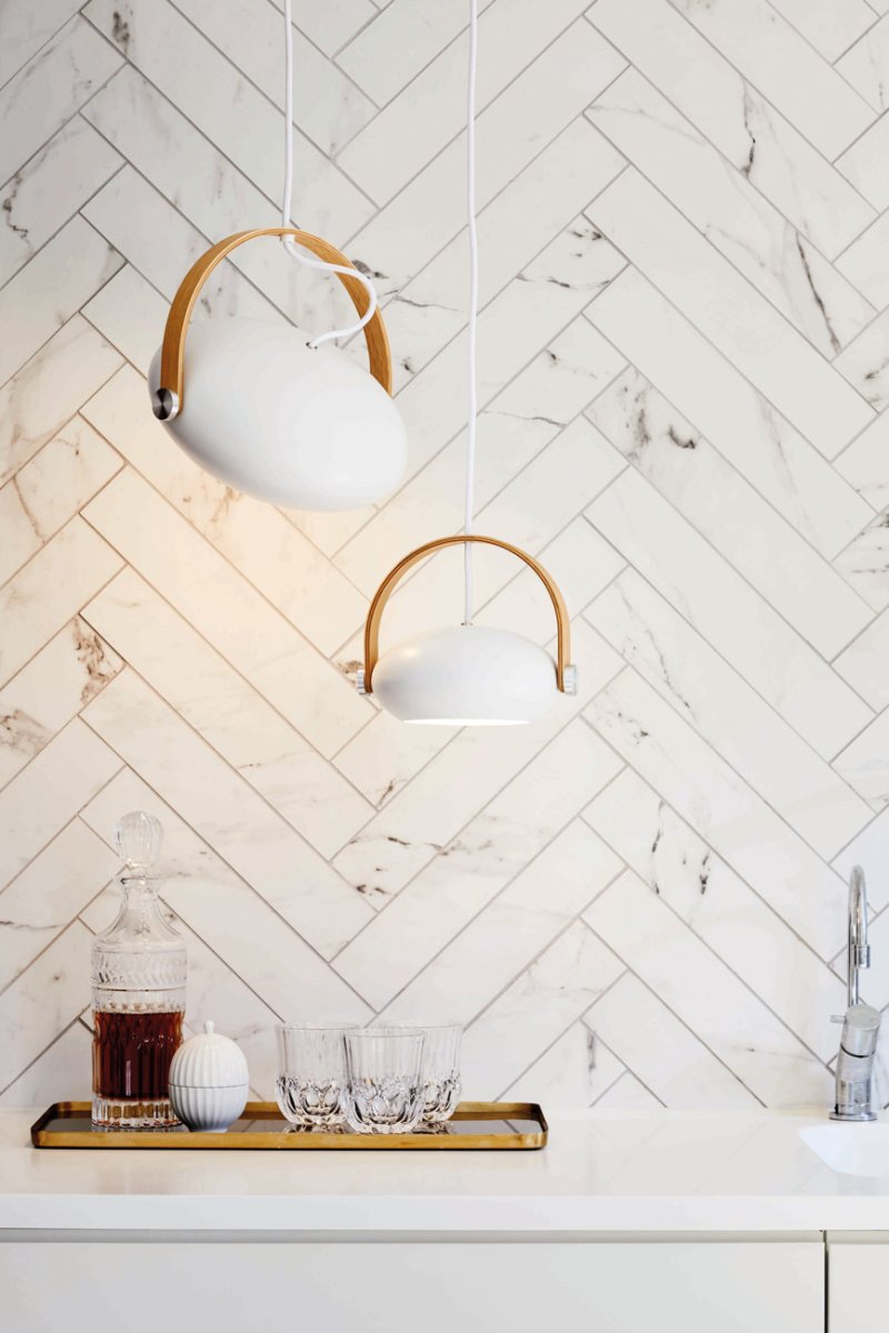 D.C Ø26 Hvid loftslampe Fra Halo Design - De runde former i kombination med detaljerne i metal og tr&aelig;.