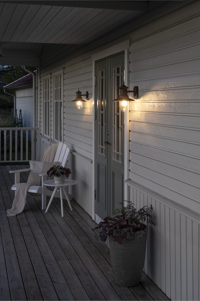 Napoli Rust udendørslampe Fra Konstsmide - Lampens klassiske design med en rund glaskuppel og en bred skærm spreder et varmt og behageligt lys, perfekt til at oplyse indgange og terrasser.