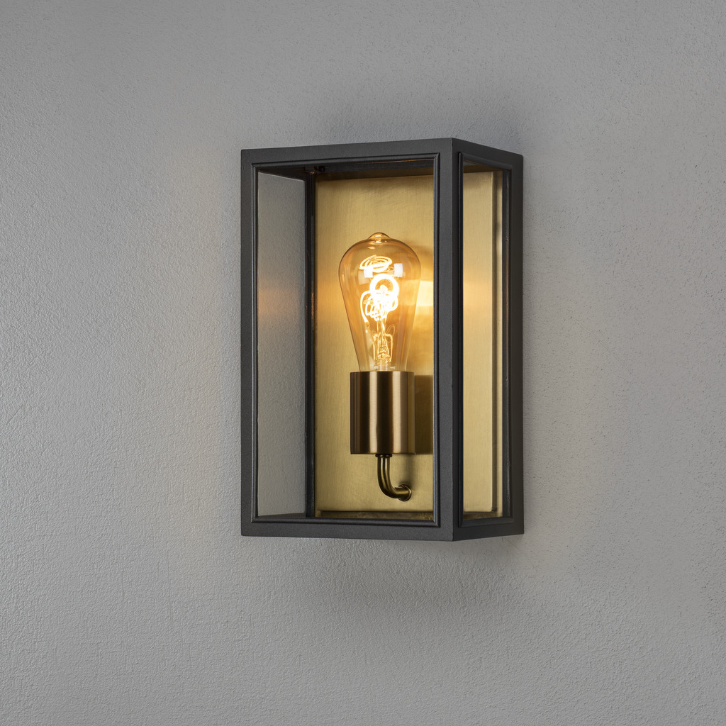 Carpi Messing udendørslampe Fra Konstsmide - Den er lavet af slidstærke materialer og modstår de barske vejrforhold og er både en æstetisk og funktionel belysningsløsning til dit hjem.