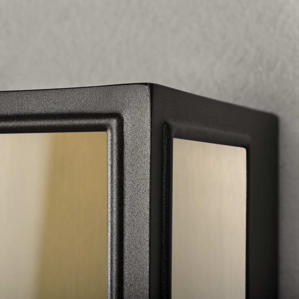 Carpi Messing udendørslampe Fra Konstsmide - Den er lavet af slidstærke materialer og modstår de barske vejrforhold og er både en æstetisk og funktionel belysningsløsning til dit hjem.