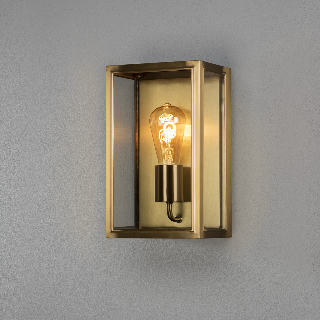 Carpi Messing udendørslampe Fra Konstsmide - Den er lavet af slidstærke materialer og modstår de barske vejrforhold og er både en æstetisk og funktionel belysningsløsning til dit hjem.