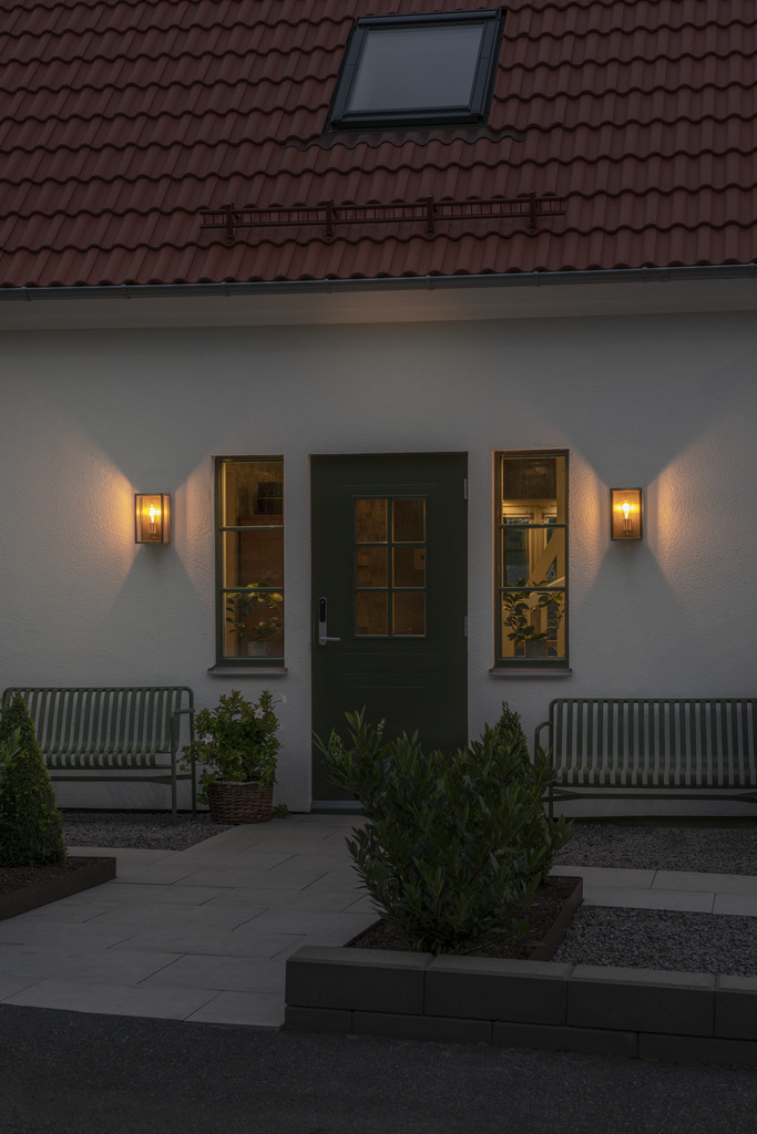 Carpi Messing udendørslampe Fra Konstsmide - Den er lavet af slidstærke materialer og modstår de barske vejrforhold og er både en æstetisk og funktionel belysningsløsning til dit hjem.