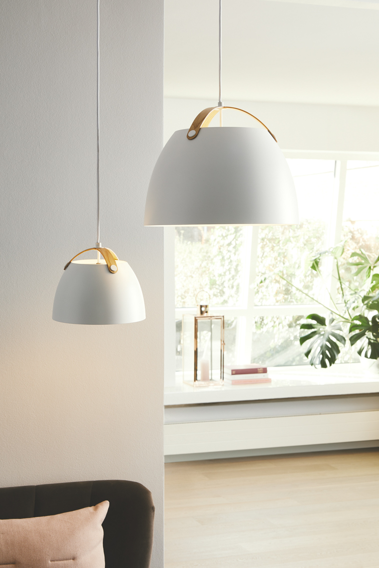 Oslo Ø24 Hvid loftslampe Fra Halo Design - Loftlampen Oslo er en stilfuld og moderne belysningsløsning, der kombinerer funktion og design på; en sofistikeret måde.