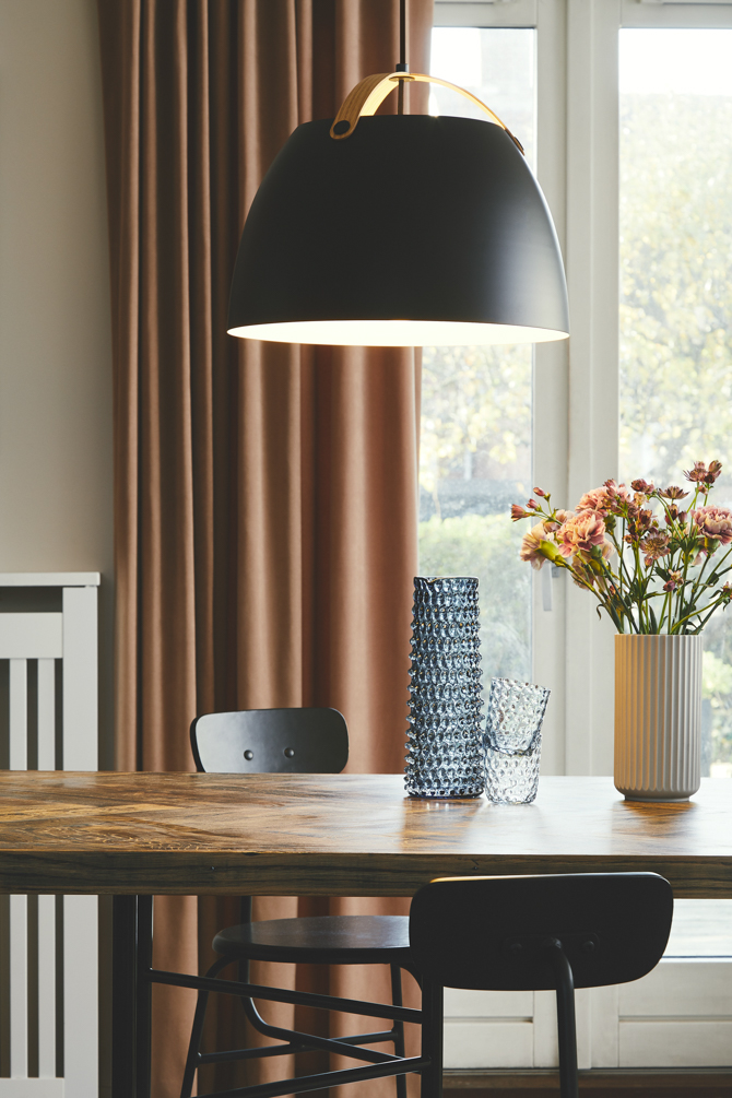 Oslo Ø40 Sort loftslampe Fra Halo Design - Loftlampen Oslo er en stilfuld og moderne belysningsløsning, der kombinerer funktion og design på; en sofistikeret måde.