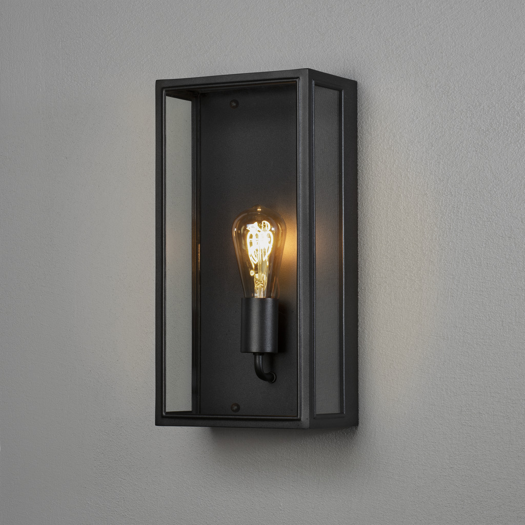 Carpi Sort udendørslampe Fra Konstsmide - Den er lavet af slidstærke materialer og modstår de barske vejrforhold og er både en æstetisk og funktionel belysningsløsning til dit hjem.