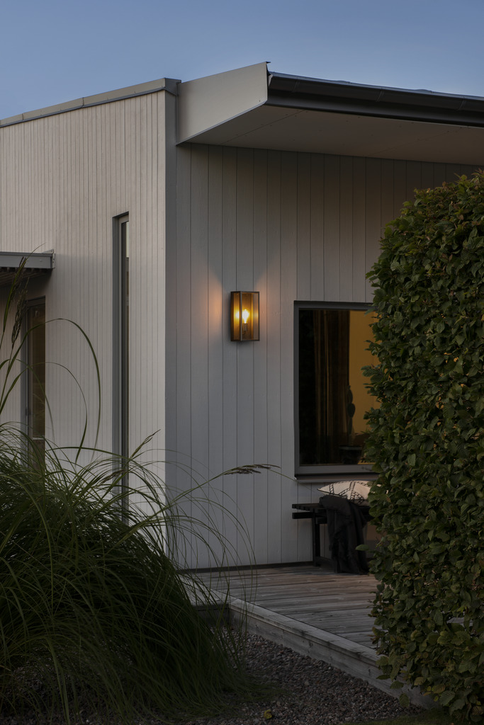 Carpi Sort udendørslampe Fra Konstsmide - Den er lavet af slidstærke materialer og modstår de barske vejrforhold og er både en æstetisk og funktionel belysningsløsning til dit hjem.
