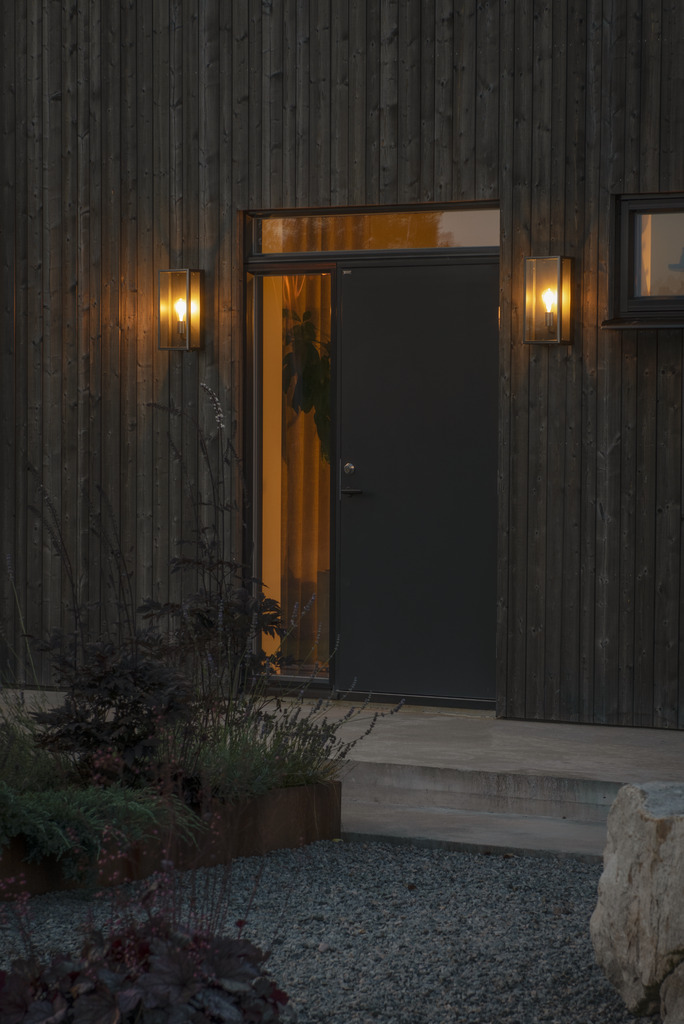 Carpi Sort udendørslampe Fra Konstsmide - Den er lavet af slidstærke materialer og modstår de barske vejrforhold og er både en æstetisk og funktionel belysningsløsning til dit hjem.