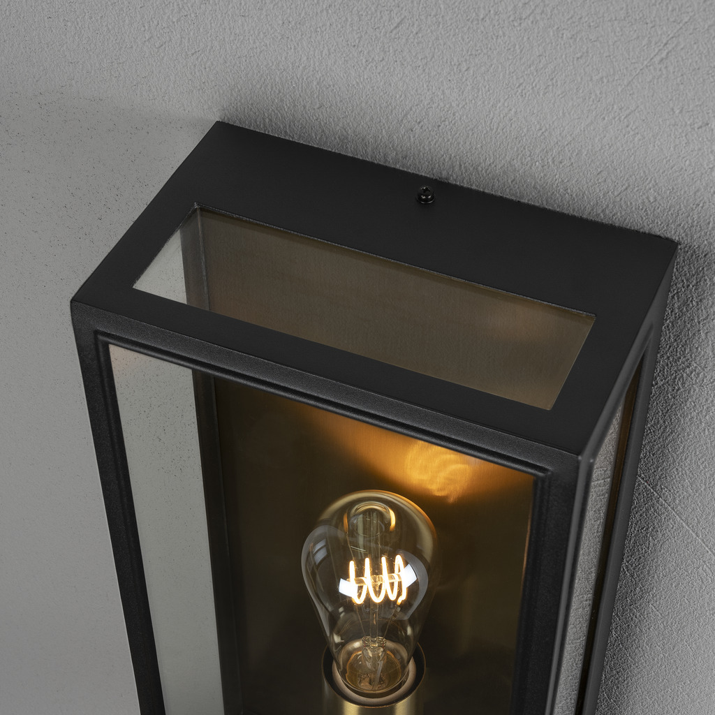 Carpi Messing udendørslampe Fra Konstsmide - Den er lavet af slidstærke materialer og modstår de barske vejrforhold og er både en æstetisk og funktionel belysningsløsning til dit hjem.