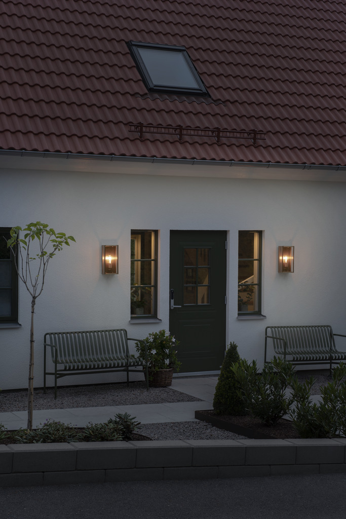 Carpi Messing udendørslampe Fra Konstsmide - Den er lavet af slidstærke materialer og modstår de barske vejrforhold og er både en æstetisk og funktionel belysningsløsning til dit hjem.